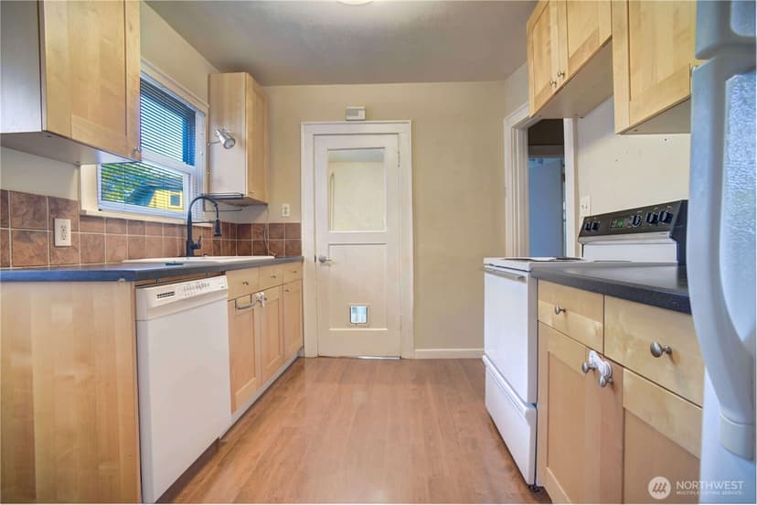 Property photo for 7822 NE Lake City Way NE, Seattle photo 8