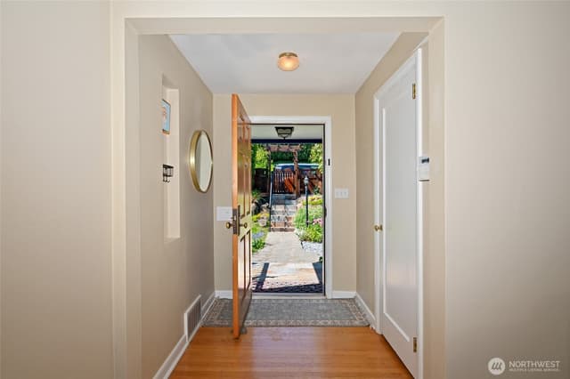 Property photo for 2822 23rd Avenue W, Seattle photo 4