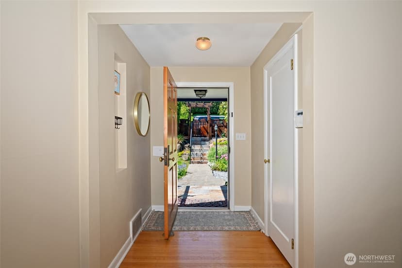 Property photo for 2822 23rd Avenue W, Seattle photo 4