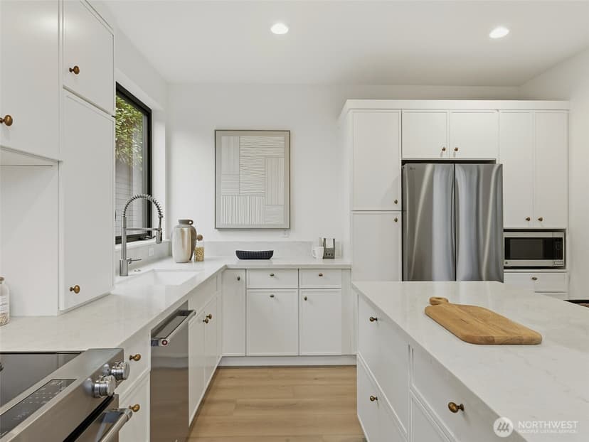Property photo for 2806 W Dravus Street, Seattle photo 10