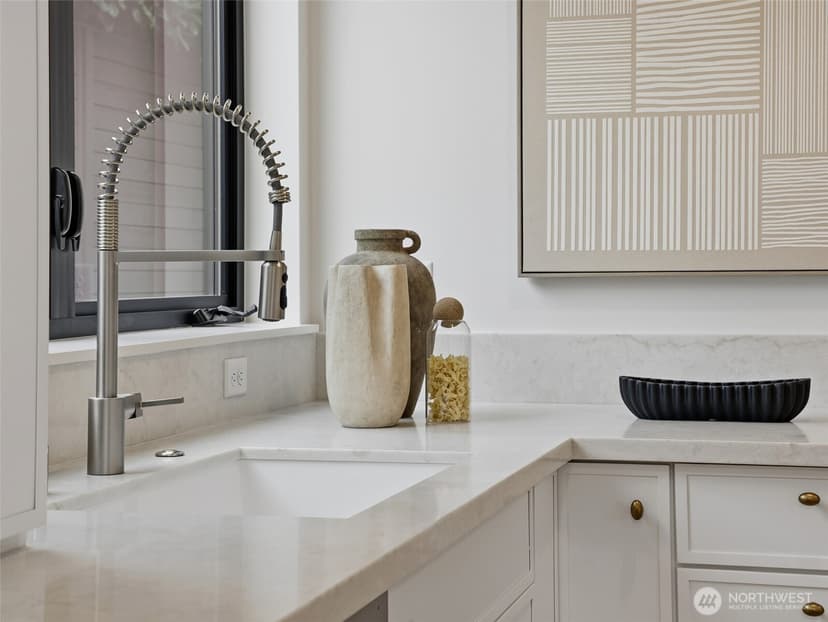 Property photo for 2806 W Dravus Street, Seattle photo 11