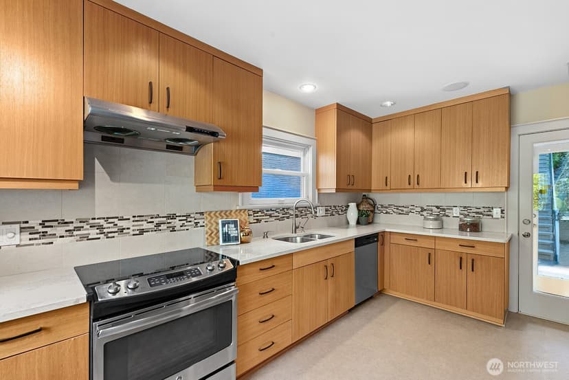 Property photo for 2514 Lake Park Drive S, Seattle photo 10