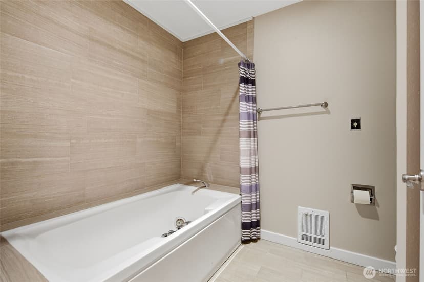 Property photo for 22211 Cliff Avenue S #104, Des Moines photo 19