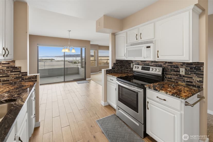 Property photo for 22211 Cliff Avenue S #104, Des Moines photo 11