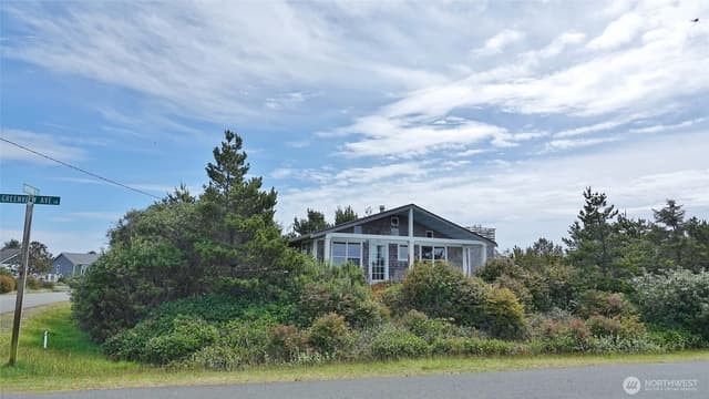 Property photo for 1056 1057 Greenview Avenue SW, Ocean Shores photo 2