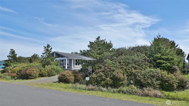 Property photo for 1056 1057 Greenview Avenue SW, Ocean Shores photo 3