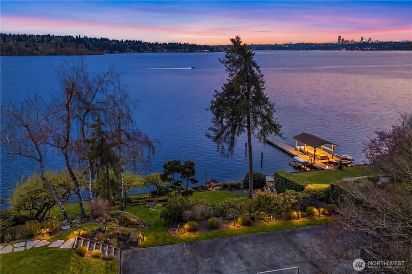 Property photo for 903 Shoreland Drive SE, Bellevue photo 12