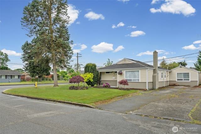 Property photo for 8528 33rd Avenue S, Lakewood photo 2