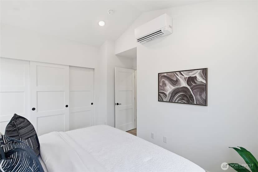 Property photo for 809 S Sullivan Street, Seattle photo 12