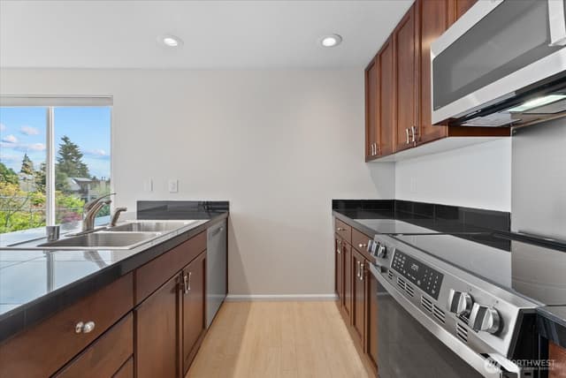 Property photo for 1109 N Allen Place #205, Seattle photo 5