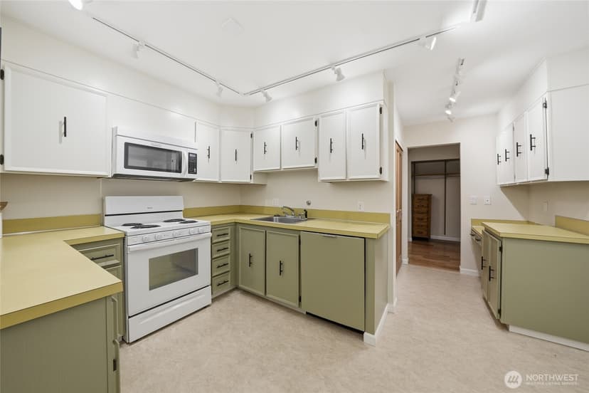 Property photo for 2565 Dexter Avenue N #103, Seattle photo 11
