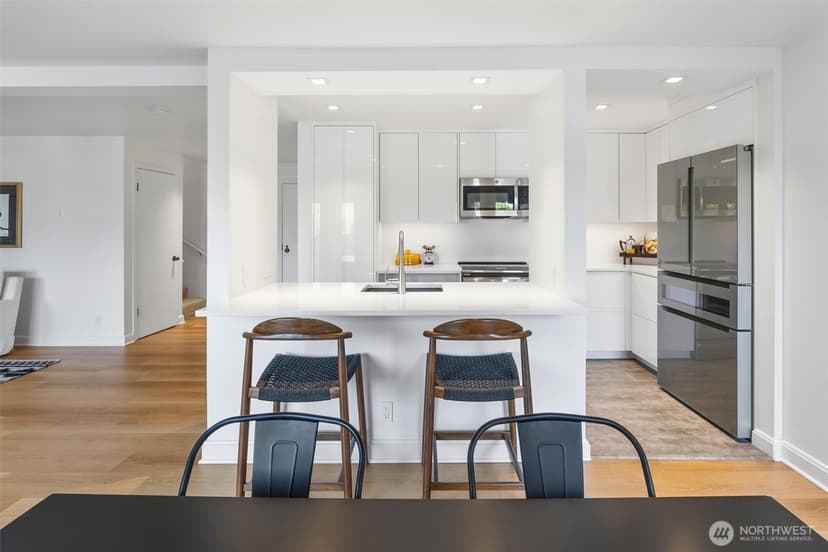 Property photo for 1401 5th Avenue W #402, Seattle photo 9