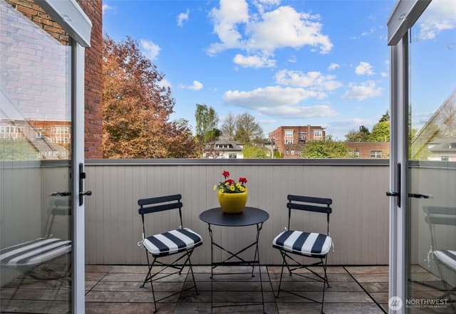 Property photo for 1401 5th Avenue W #402, Seattle photo 4