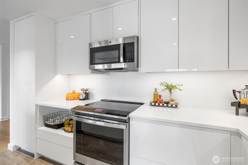 Property photo for 1401 5th Avenue W #402, Seattle photo 11