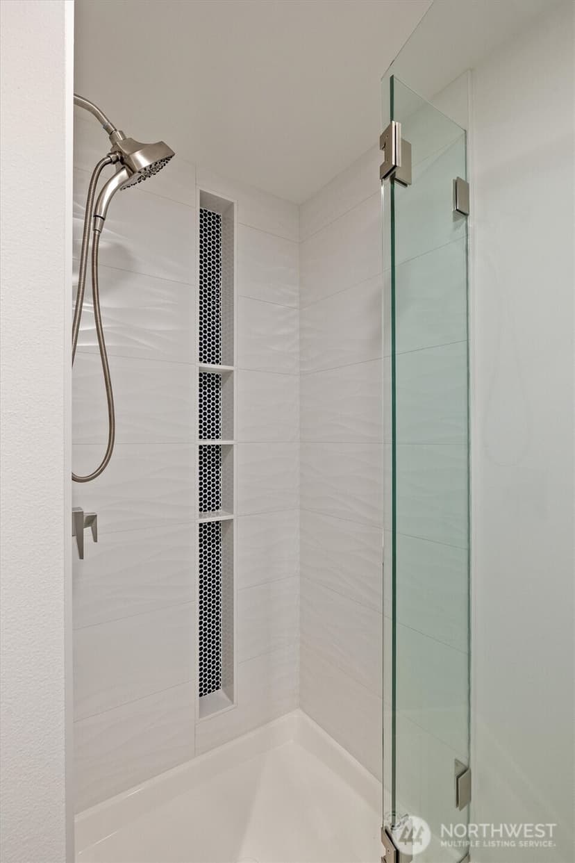 Property photo for 1401 5th Avenue W #402, Seattle photo 17