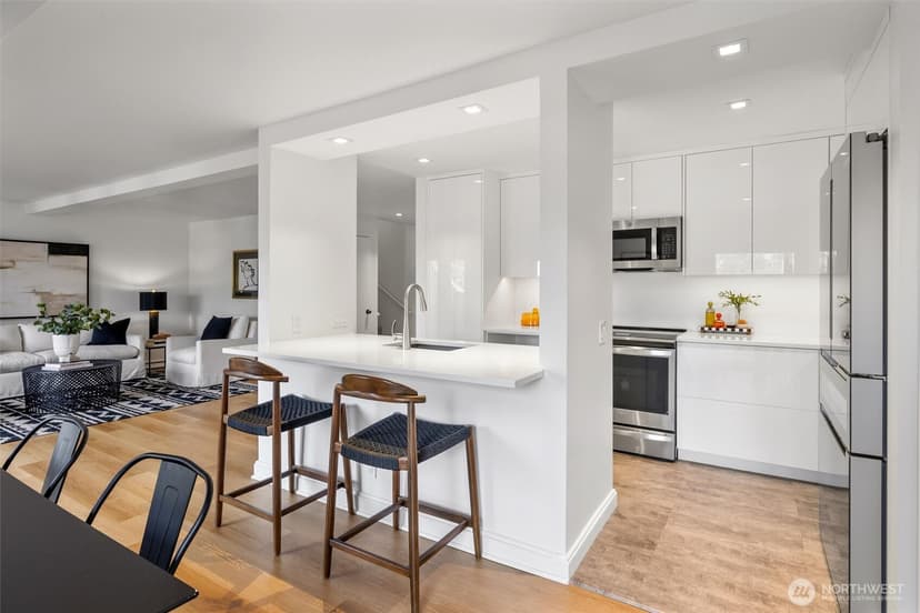 Property photo for 1401 5th Avenue W #402, Seattle photo 8