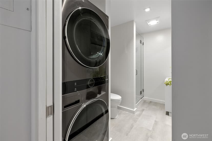 Property photo for 1401 5th Avenue W #402, Seattle photo 16