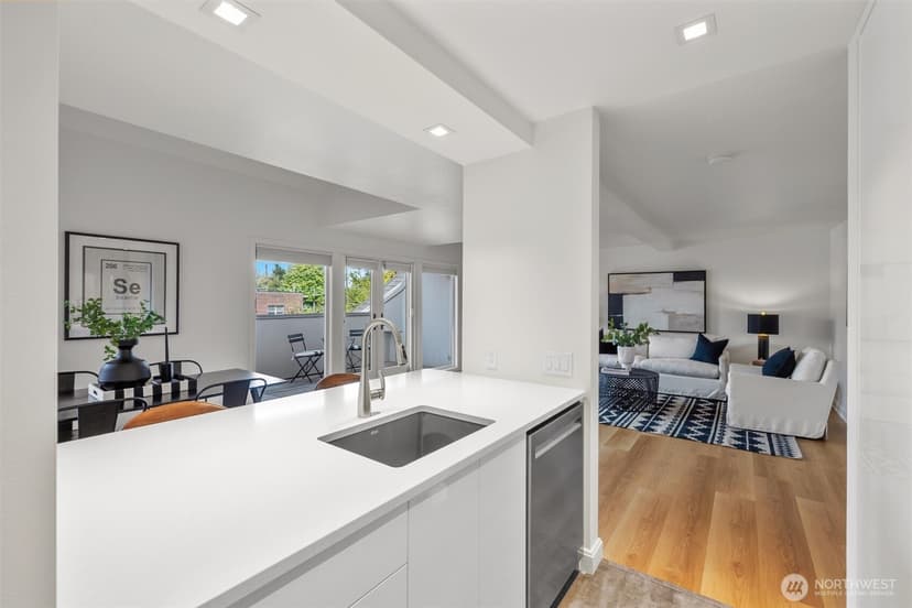 Property photo for 1401 5th Avenue W #402, Seattle photo 12