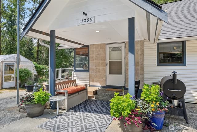 Property photo for 17209 W Riverside Drive, Bothell photo 4