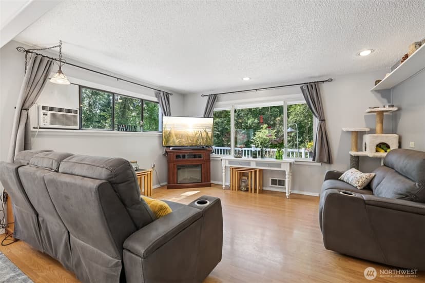 Property photo for 17209 W Riverside Drive, Bothell photo 5