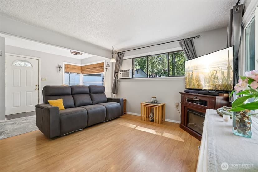 Property photo for 17209 W Riverside Drive, Bothell photo 6