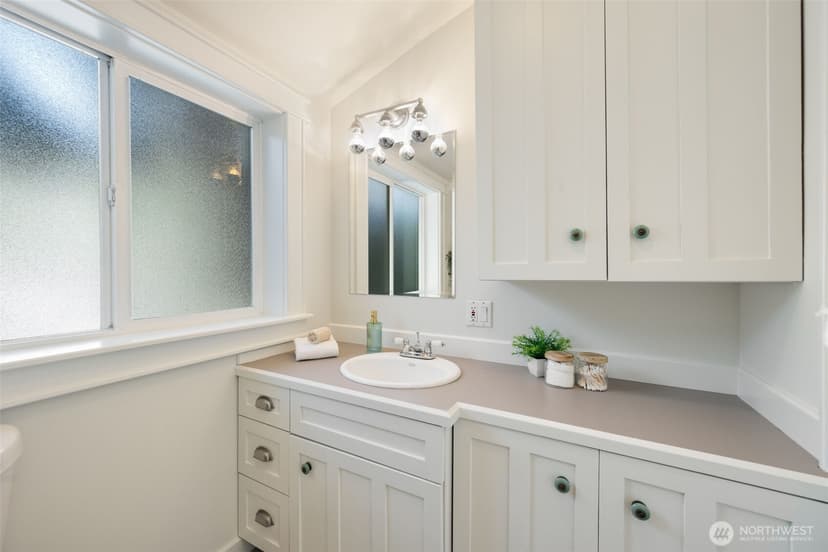Property photo for 2516 3rd Avenue W, Seattle photo 18