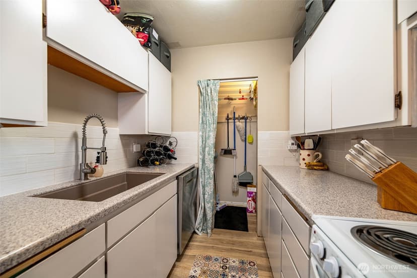Property photo for 1427 3rd Avenue W #8, Seattle photo 14