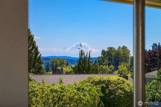 Property photo for 4934 Purdue Avenue NE, Seattle photo 4