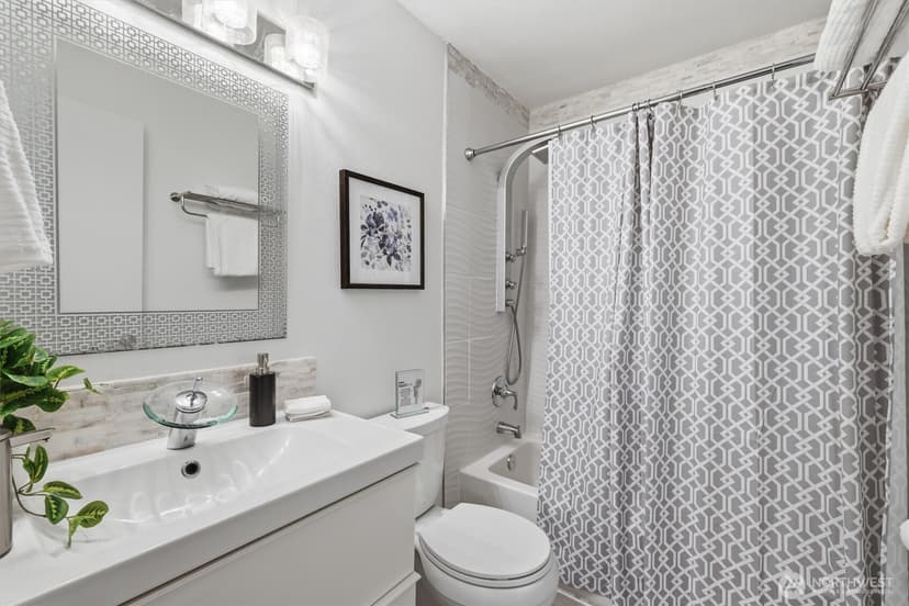 Property photo for 13259 15th Avenue NE #B7, Seattle photo 16