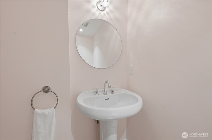 Property photo for 10630 NE 18th Street, Bellevue photo 6