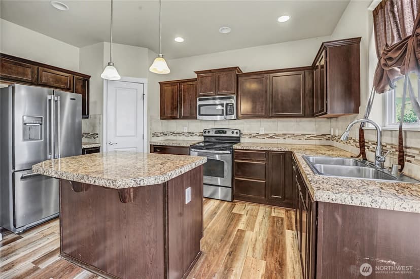Property photo for 2413 165th Street E, Tacoma photo 4