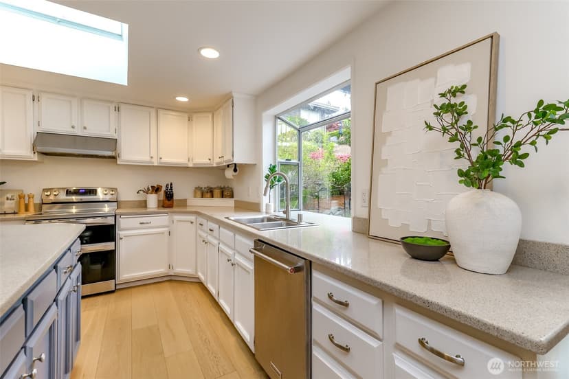 Property photo for 1855 Hillside Drive NE, Tacoma photo 6