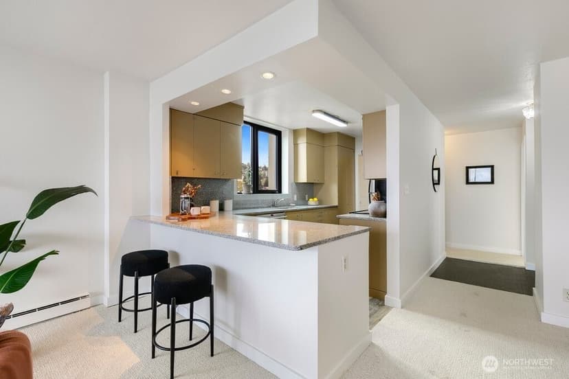 Property photo for 521 5th Avenue W #805, Seattle photo 10