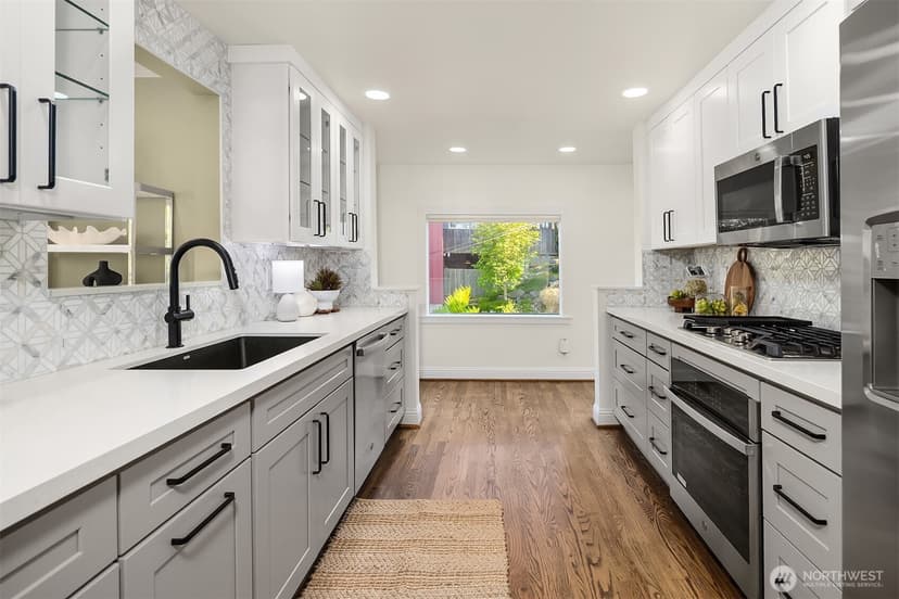 Property photo for 2702 4th Avenue W, Seattle photo 6