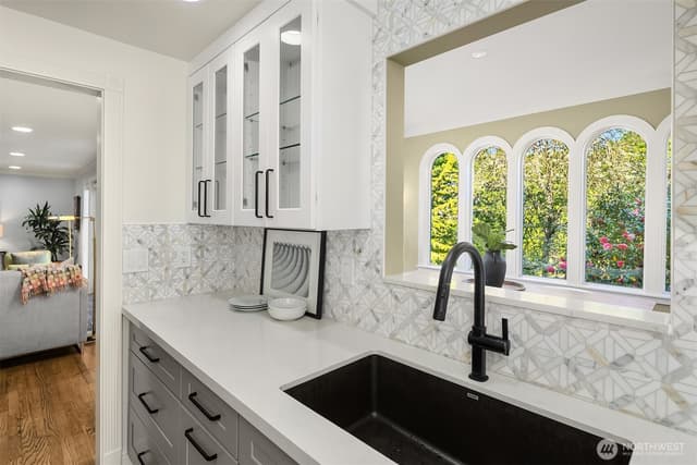Property photo for 2702 4th Avenue W, Seattle photo 5