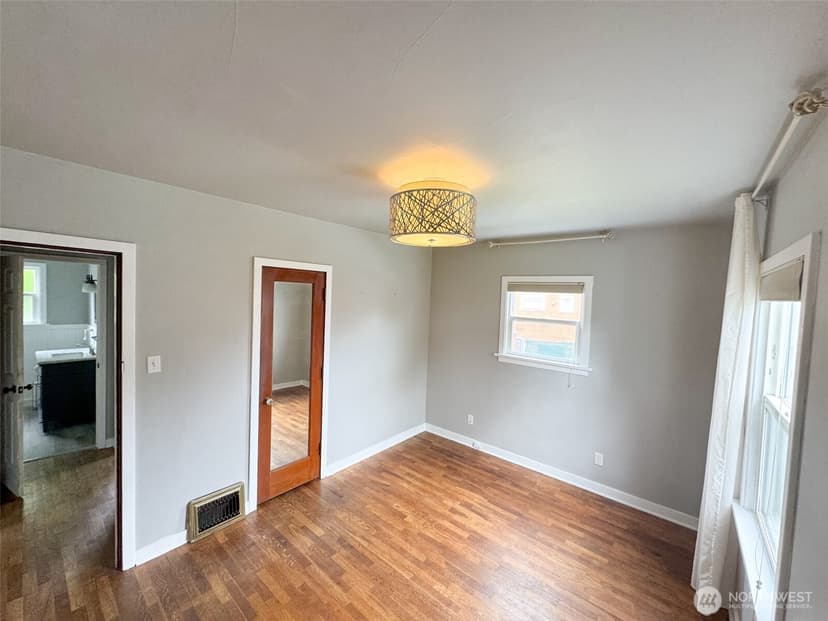 Property photo for 215 J Street SE, Auburn photo 13