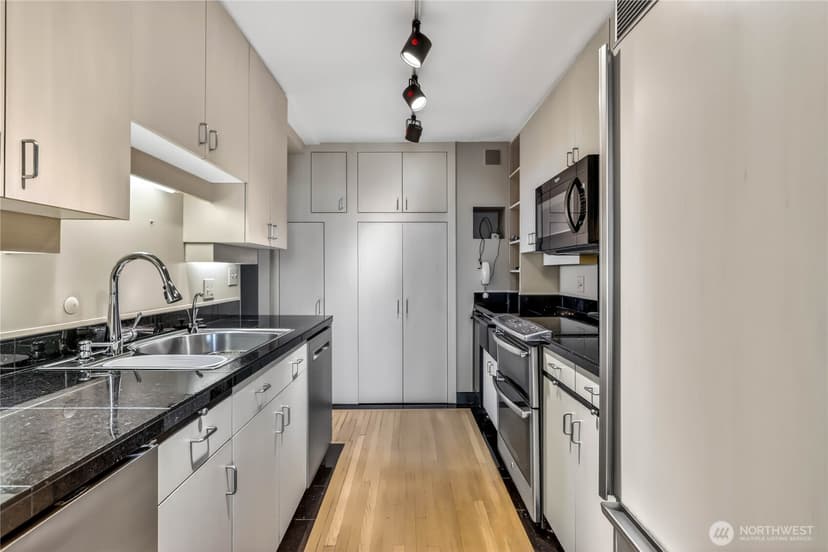Property photo for 4540 8th Avenue NE #2106, Seattle photo 7