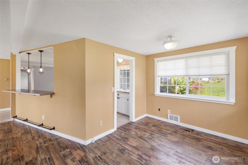 Property photo for 11103 13th Street E, Edgewood photo 8