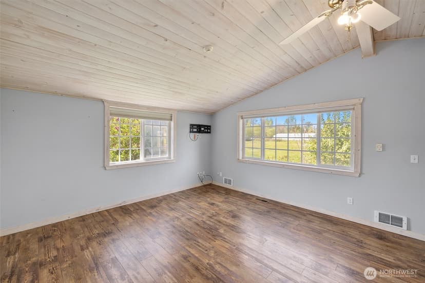 Property photo for 11103 13th Street E, Edgewood photo 14