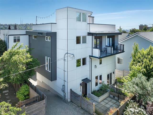 Property photo for 2415 W Lynn Street, Seattle photo 2