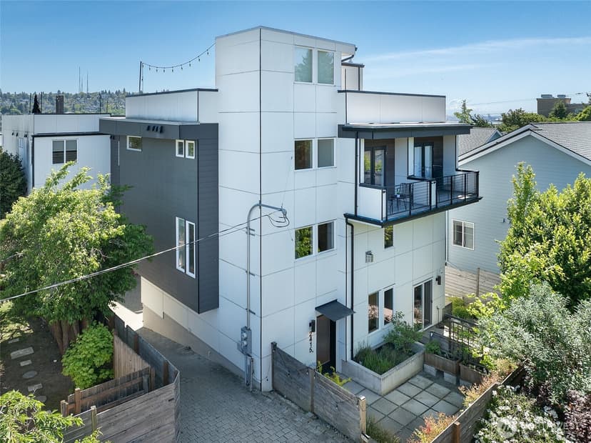 Property photo for 2415 W Lynn Street, Seattle photo 2