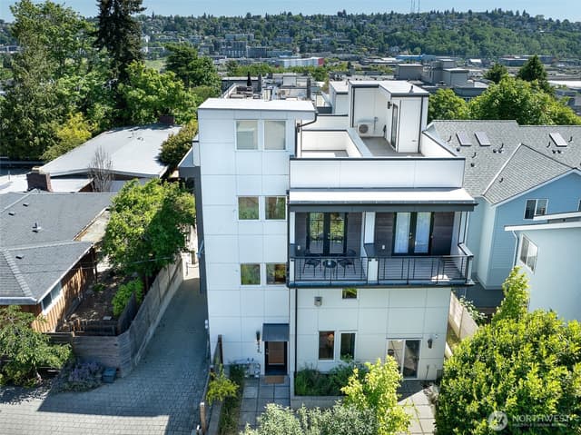 Property photo for 2415 W Lynn Street, Seattle photo 3