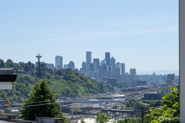 Property photo for 2415 W Lynn Street, Seattle photo 5
