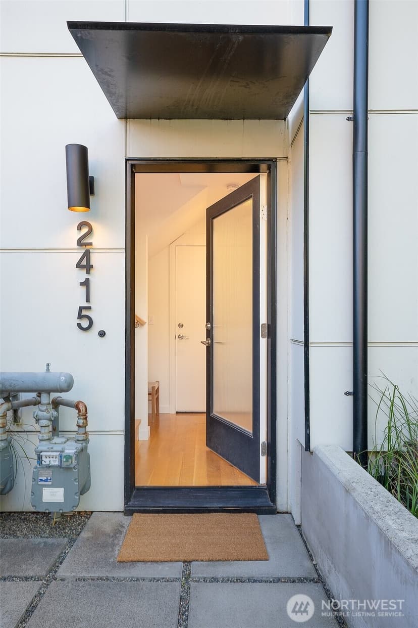 Property photo for 2415 W Lynn Street, Seattle photo 8