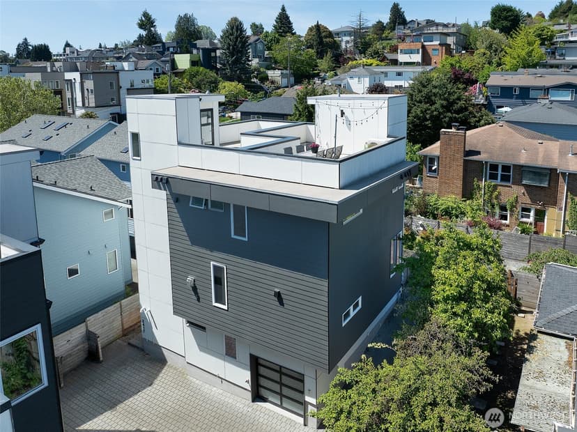 Property photo for 2415 W Lynn Street, Seattle photo 4