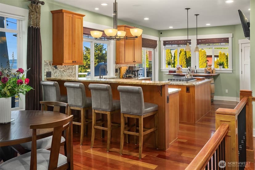 Property photo for 17003 Talbot Road, Edmonds photo 10