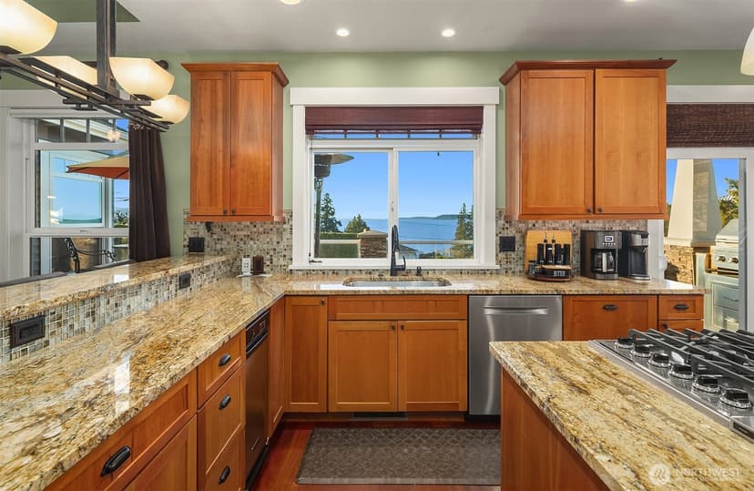 Property photo for 17003 Talbot Road, Edmonds photo 14