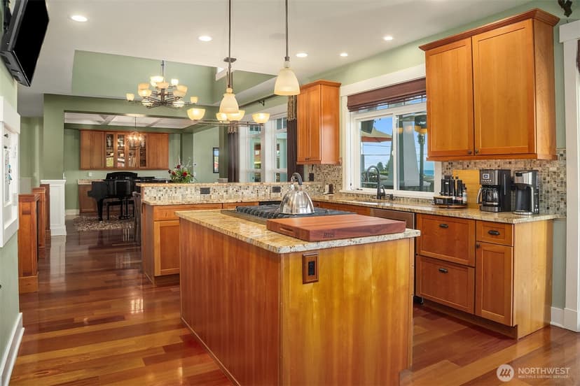Property photo for 17003 Talbot Road, Edmonds photo 11