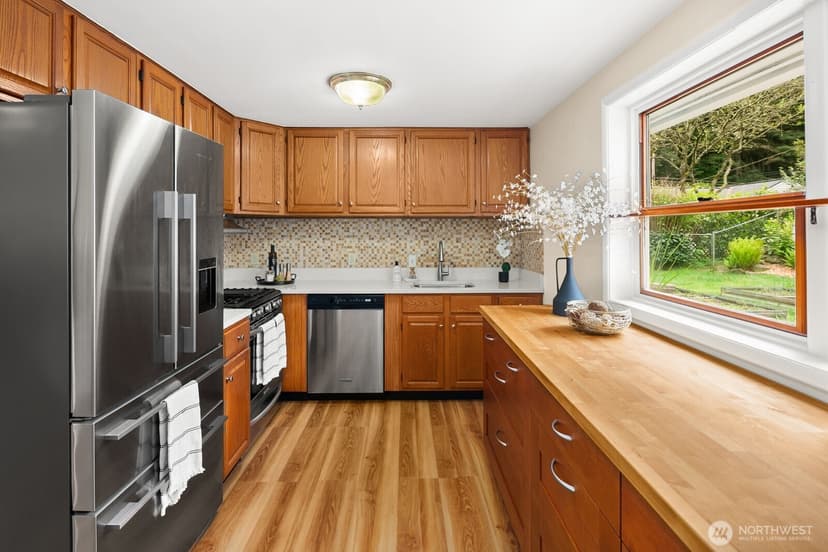 Property photo for 16511 22nd Avenue NE, Shoreline photo 8