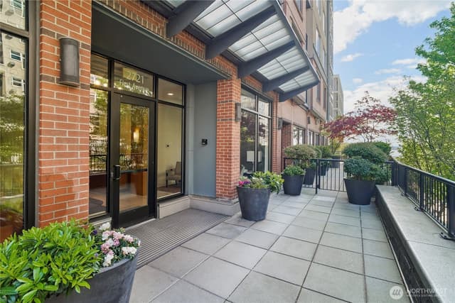 Property photo for 2721 1st Avenue #906, Seattle photo 4